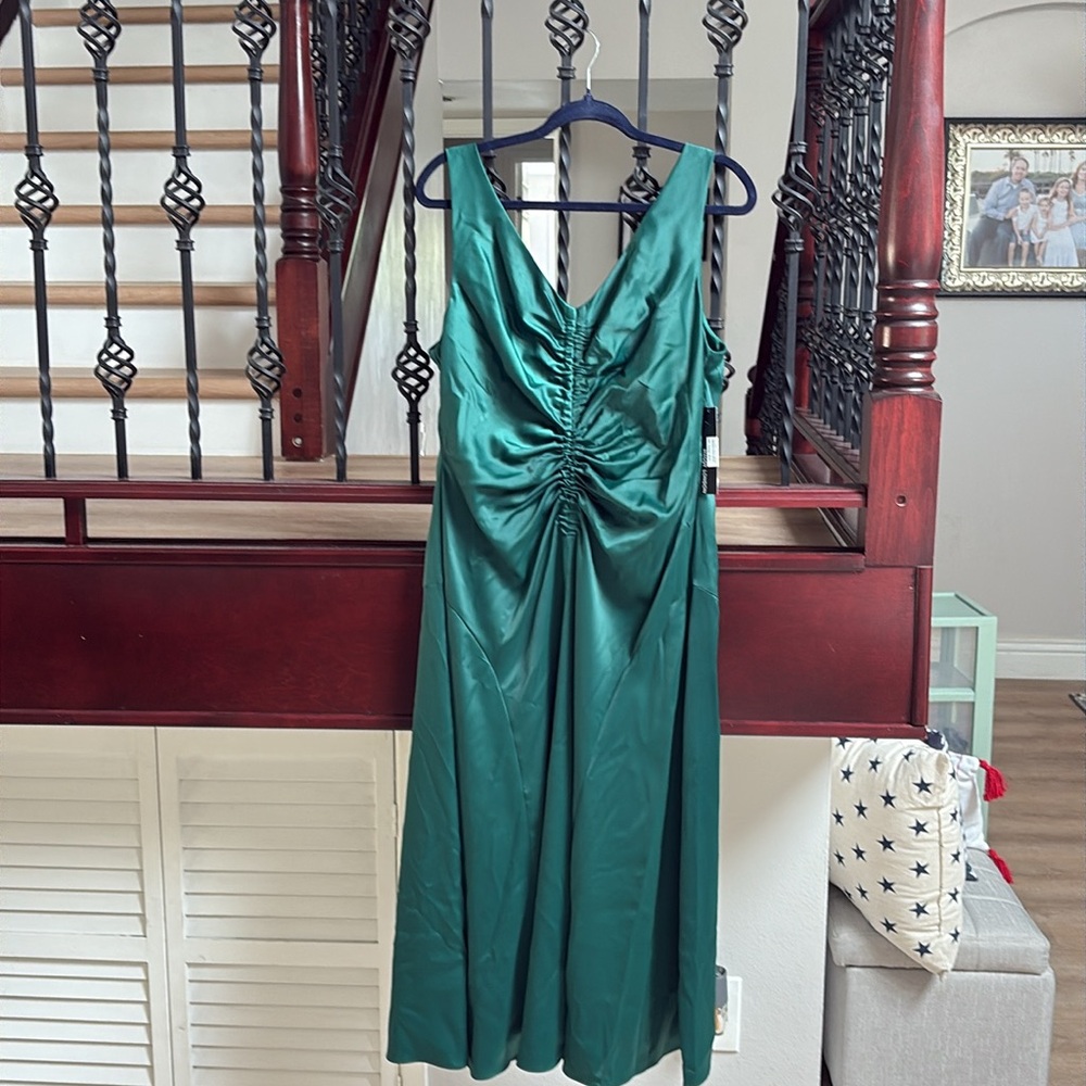 NWT Maggy London Green Ruched Midi Dress